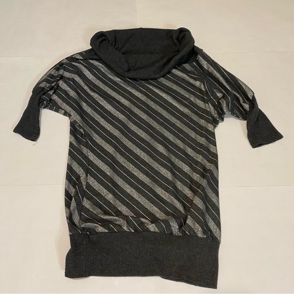 70. ⭐️Papaya gray & silver top - Picture 2 of 5